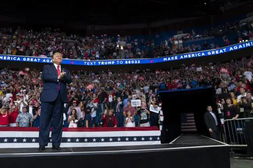 A Tulsa Trump fa flop per una trappola social (e una gaffe sul virus)