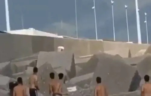 Sesso sulla spiaggia libera: ragazzi prendono a sassate la coppia