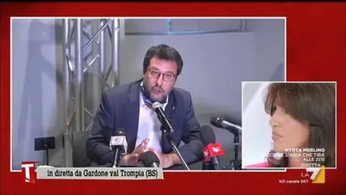I "maestrini" delle mascherine: chi sono e perché ci "umiliano"