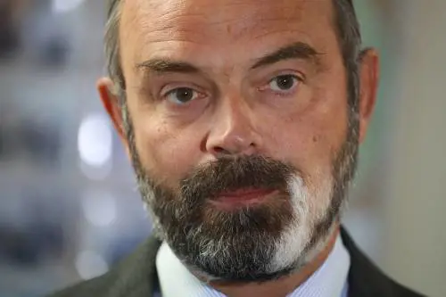 Vitiligine, la barba bianca del premier francese Philippe