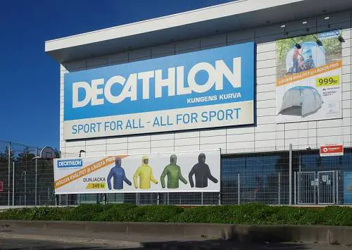 "Le usano i migranti". E Decathlon non vende più canoe in due negozi