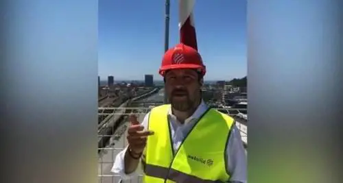 Ponte di Genova, lapsus di Salvini: “Si auto alimenterà grazie ai pannelli di metano”