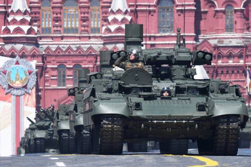 Le truppe "marciano" a Mosca: adesso Putin avverte il mondo