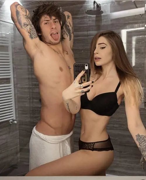 Dalle foto ai video con la ex di Bettarini: così il calciatore è stato cacciato dalla squadra