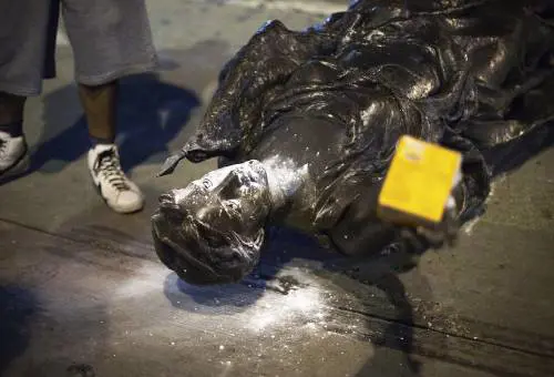 Black Lives Matter rovescia la statua del colonnello che si batté contro la schiavitù 