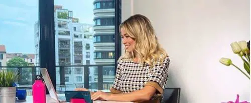 Lo smart working (alla moda) della Leotta non piace: "Quelle ciabatte costano come il mio appartamento"