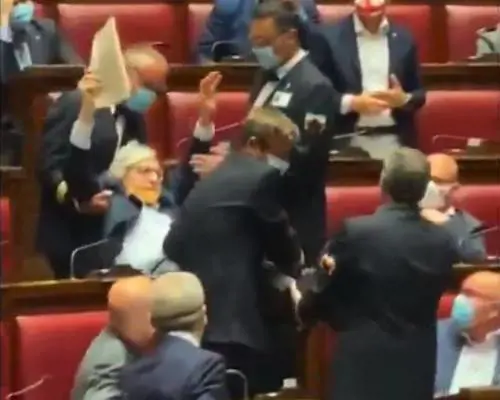 Sgarbi insulta magistrati e deputate: portato via di peso dall’Aula 