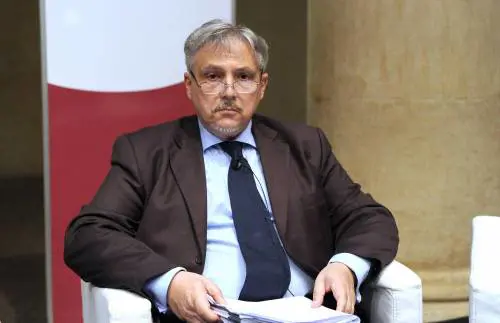 Bollette, giù il gas e luce più cara. Attesi risparmi di 212 euro l'anno
