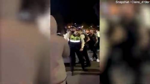 Londra, polizia interviene per bloccare un party abusivo: scoppia la guerriglia urbana