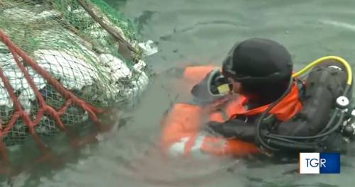 Tonnellate di plastica in fondo al mare: Greenpeace fa un esposto contro la Regione Toscana