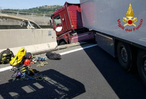 Tir in bilico sul viadotto: autista salvato dai vigili del fuoco