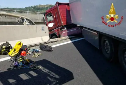 Tir in bilico sul viadotto: autista salvato dai vigili del fuoco