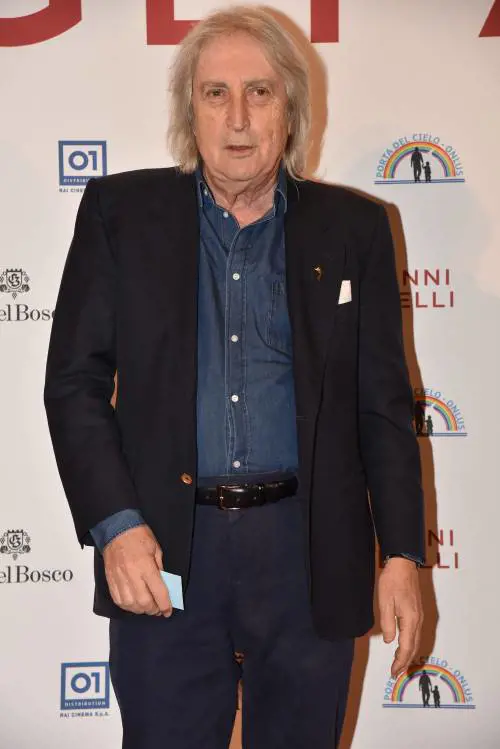 Per quest'anno Vanzina cambia mare e si diverte "Sotto il sole di Riccione"