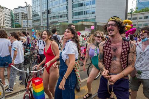 A Milano sfila l’orgoglio gay (senza mascherina e distanze)