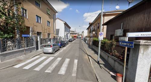 "Ora vi ammazzo tutti". Nordafricano col coltello semina il panico tra i passanti