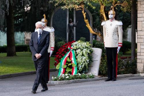 Mattarella e l'omaggio a Bergamo. "Qui il cuore ferito, il Paese s'inchina"