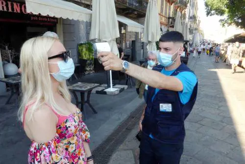 Lombardia, la mascherina resta. E Zaia: "Al mare troppe libertà"