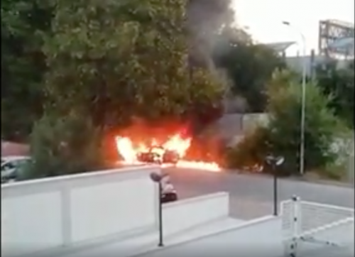 L'auto in fiamme in via Rivani a Bologna: potrebbe essere quella dei banditi