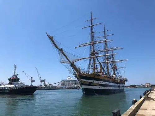 L'Amerigo Vespucci riparte per il "battesimo del mare" degli allievi ufficiali