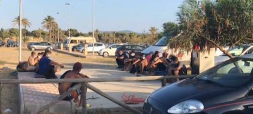 Migranti "invadono" la spiaggia: sbarco tra sdraio e ombrelloni