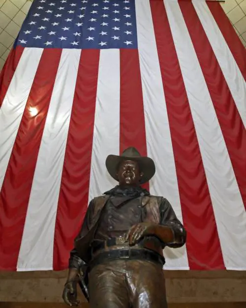 Il vessillo del Mississippi e John Wayne nel mirino dell'ondata delle proteste
