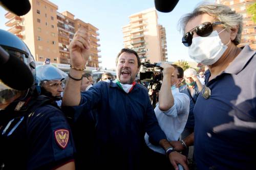 Salvini a Mondragone: sassi e cariche