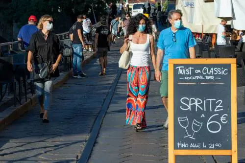 Via a calcetto e discoteche. Ma le mascherine restano