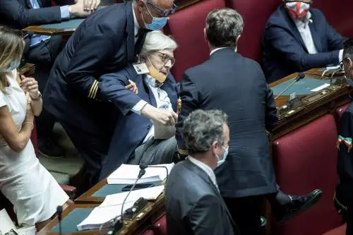 Prima lo cacciano di peso dall’Aula, ora Fico sospende Sgarbi