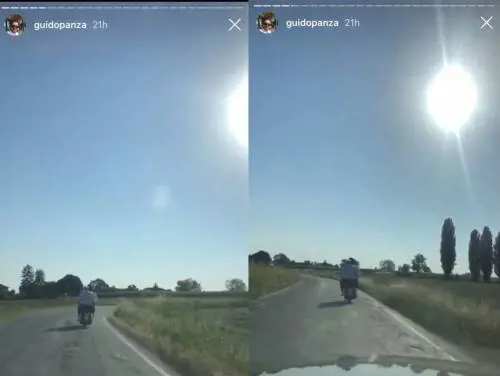 Dopo la cacciata dall'Aula, Sgarbi si regala un giro in Vespa senza casco