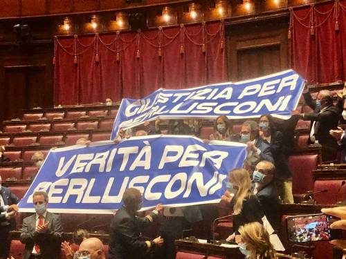 Verità e giustizia per Berlusconi, la protesta di Forza Italia alla Camera dei Deputati