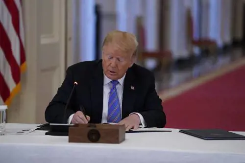Trump batte tutti i record mai così tanti contagi. E boom di posti di lavoro