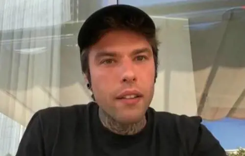 Fedez a processo per aggressione: avrebbe dato un pugno al vicino nel 2016