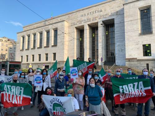 Flash mob di Forza Italia per solidarietà a Berlusconi
