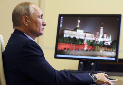 Putin brucia tutti sul vaccino: "Pronto, testato su mia figlia"