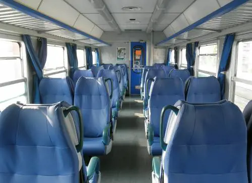 Pugno in faccia mentre dorme: immigrato si scatena sul treno