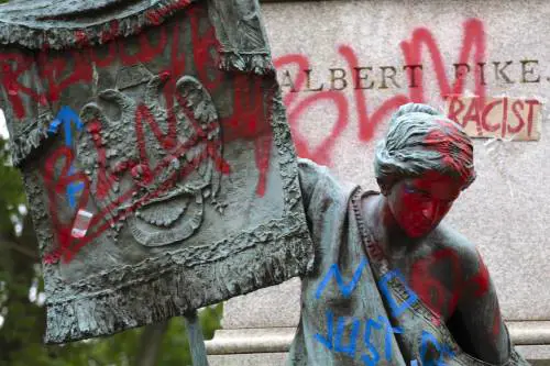 La furia del nuovo Sessantotto: così annienta la nostra civiltà