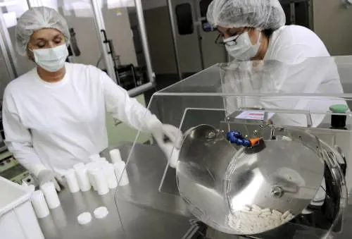 I medici al lavoro per la produzione del trattamento contro l'influenza suina
