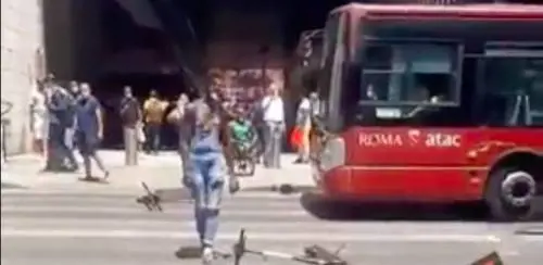Migrante impazzito blocca il traffico coi monopattini