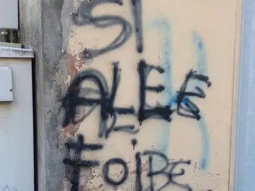 Empoli, la sinistra nega il ricordo delle Foibe e non rimuove la vergognosa scritta 