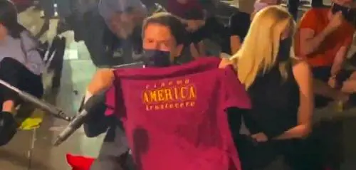 Conte alla prima del Cinema America, in prima fila seduto per terra con la compagna