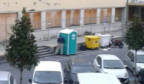 Il Comune monta i bagni. E i migranti li usano così
