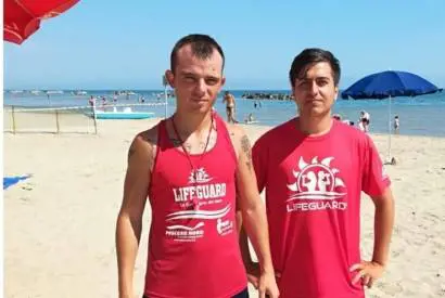 In foto, i bagnini Mattia Fracassi e Luigi Del Gaudio