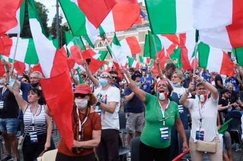 Pochi o troppi. La piazza di destra non va mai bene