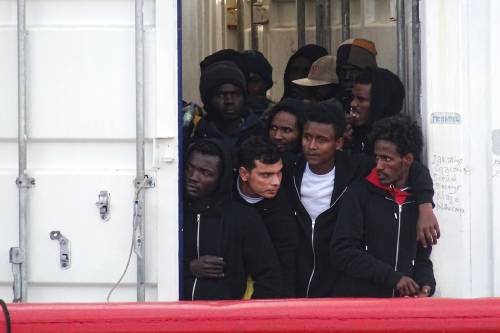 L'Ocean Viking "regala" 180 migranti all'Italia