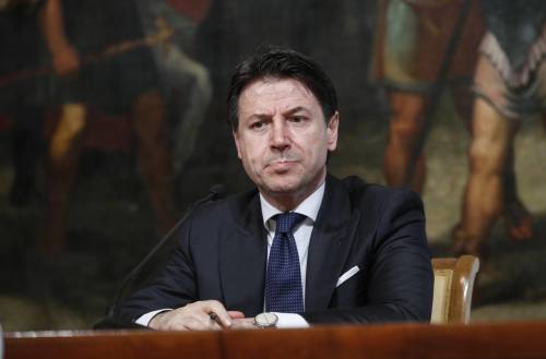 L'economia dell'Italia affonda e Conte vara un decreto vuoto