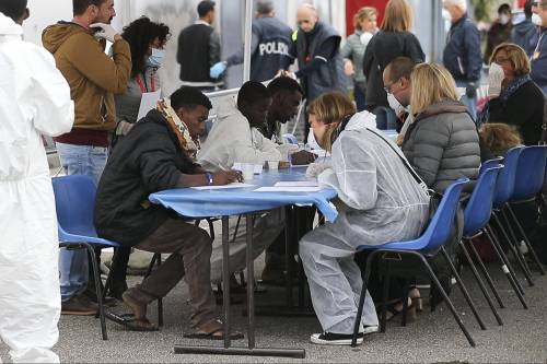 "Respingere migranti è illegale". Bruxelles ora spalanca le porte