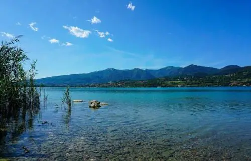 Lecco, prendono il sole nudi sulla spiaggia del lago: 3.300 euro di multa a testa