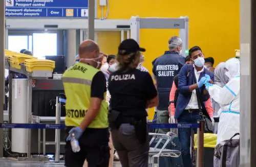 "Troppi casi Covid a bordo". Sospesi i voli dal Bangladesh