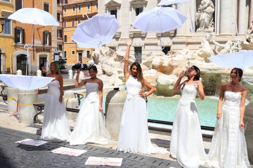 Fontana di Trevi e Piazza di Monte Citorio accolgono   la protesta delle spose e degli operatori del settore Wedding