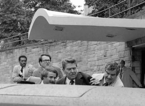 La favola dell'angelo che salvò Reagan: da 007 a sacerdote